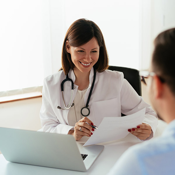 Médico en consulta con un paciente.