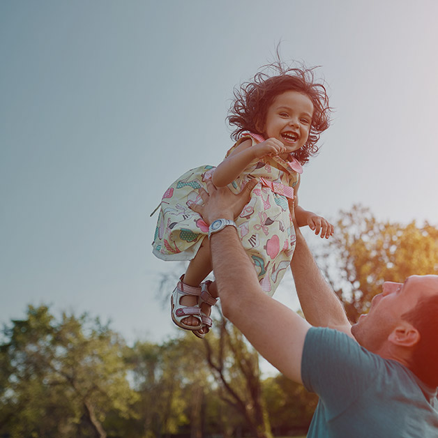 Papa jugando con su hija pequeña.