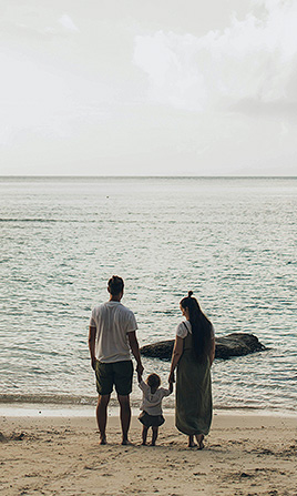 Familia paseando en la playa 