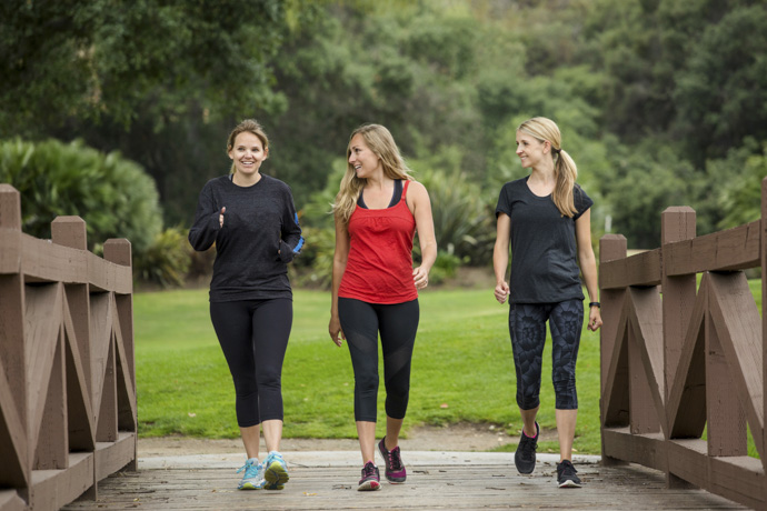 Grupo de amigas sale a caminar