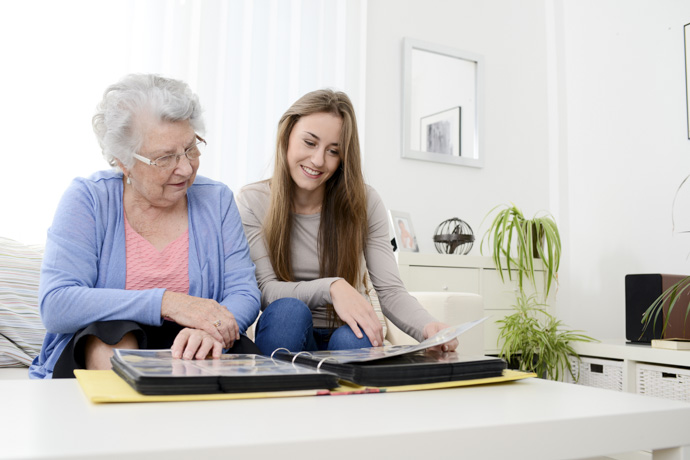 Nieta acompaña a su abuela con Alzheimer