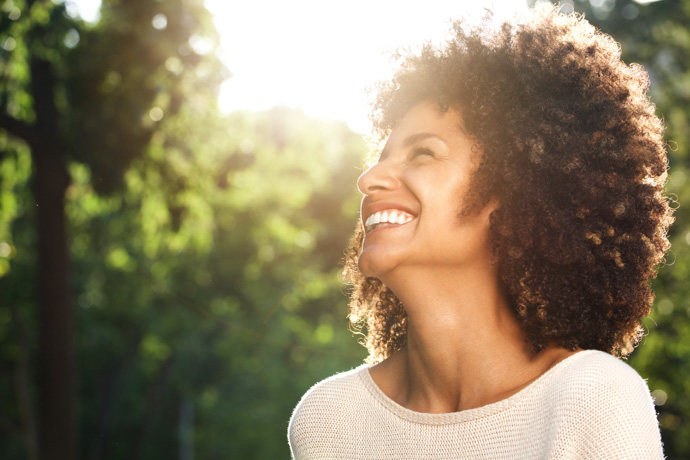 Mujer tras descubrir cómo aumentar la serotonina.