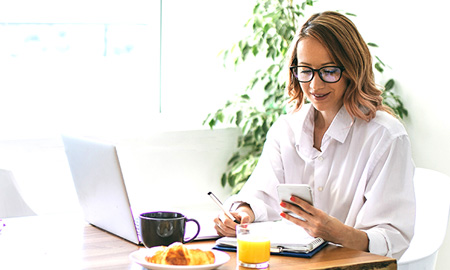 Mujer toma su desayuno en la mañana