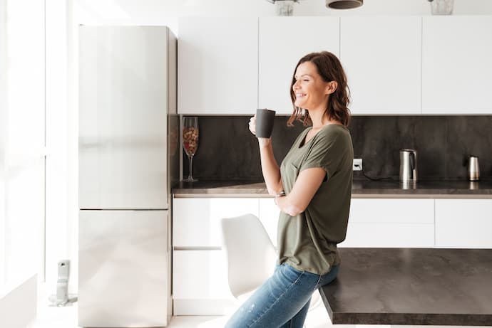 mujer tomando café