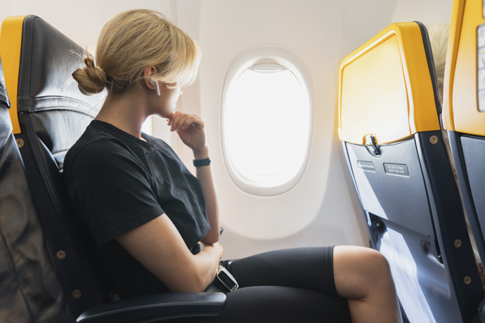 Mujer con riesgo de trombosis en avión