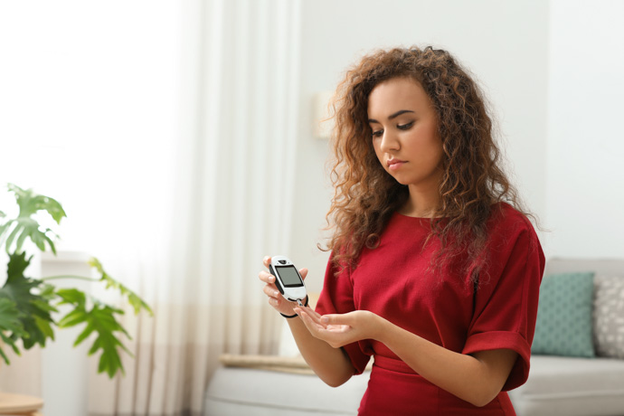 Mujer haciéndose la prueba de diabetes para prevenirla.