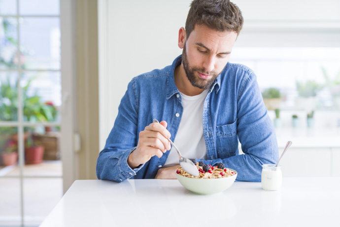 Persona desayunando de forma saludable