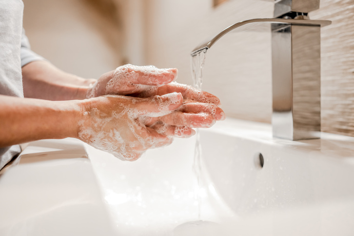 Lavado de manos con jabón bajo el grifo