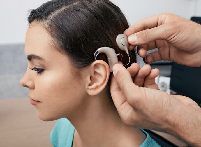 mujer durante rehabilitación con un implante coclear