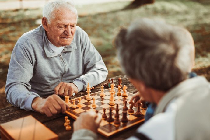 hombres mayores jugando al ajedrez 