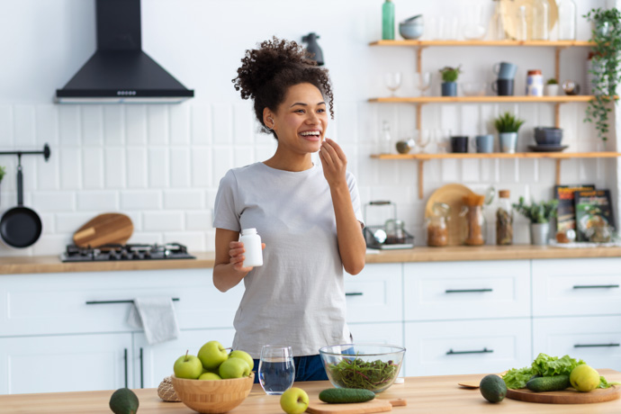 Mujer disfrutando de los beneficios de la L-Carnitina.