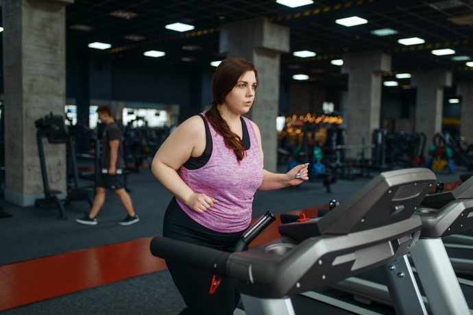 Mujer realizando ejercicios de bajo impacto como caminata rápida, una opción ideal para perder peso.