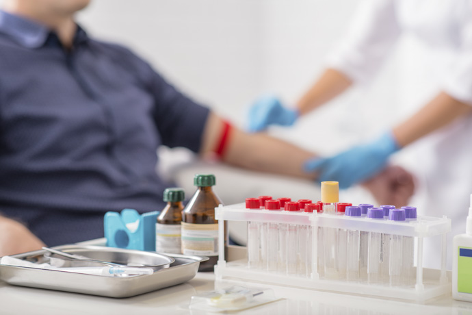 Enfermera realizando análisis de sangre