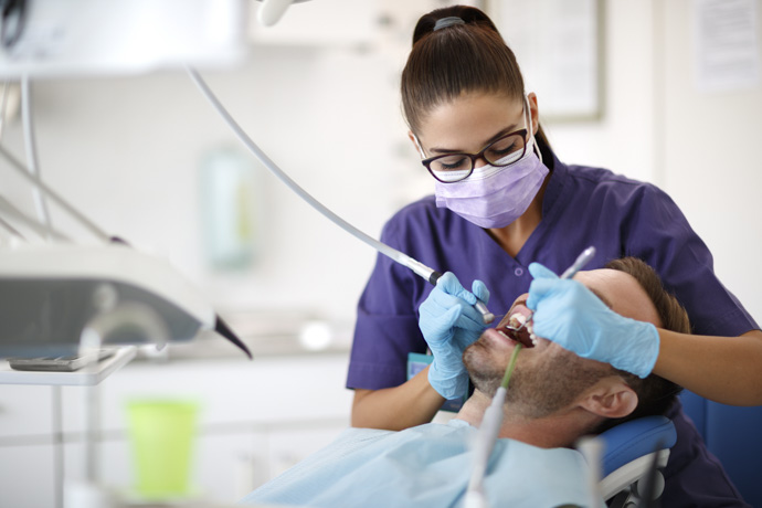 Hombre va a dentista por caries y mal aliento