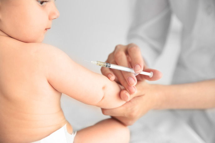 Bebé a punto de recibir una vacuna