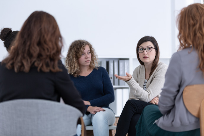 Personas aprendiendo cómo superar la ansiedad social.