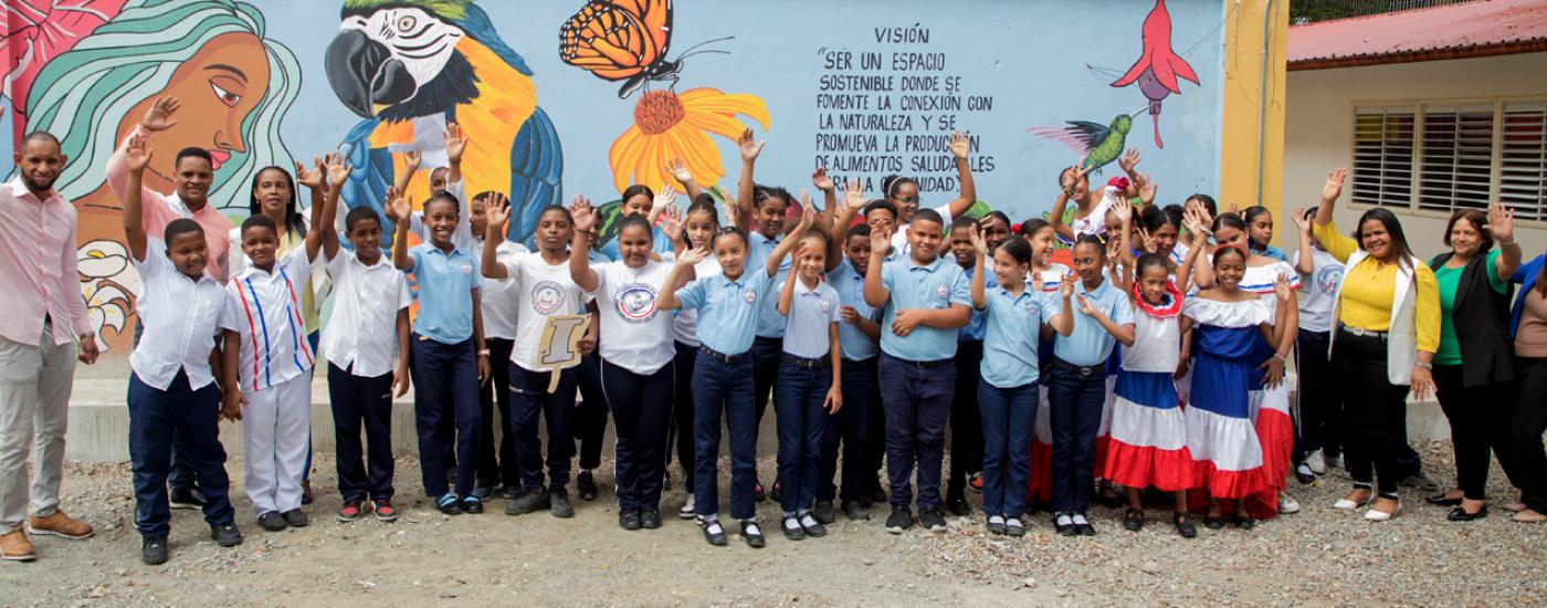 Los niños y docentes de la escuela Emma Balaguer celebrando su cosecha