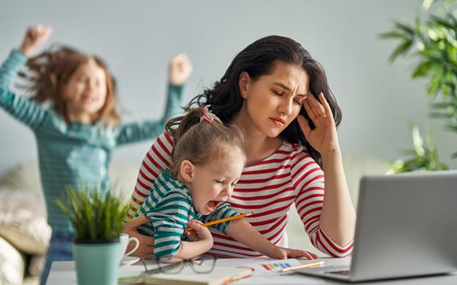 mujer-con-hijos