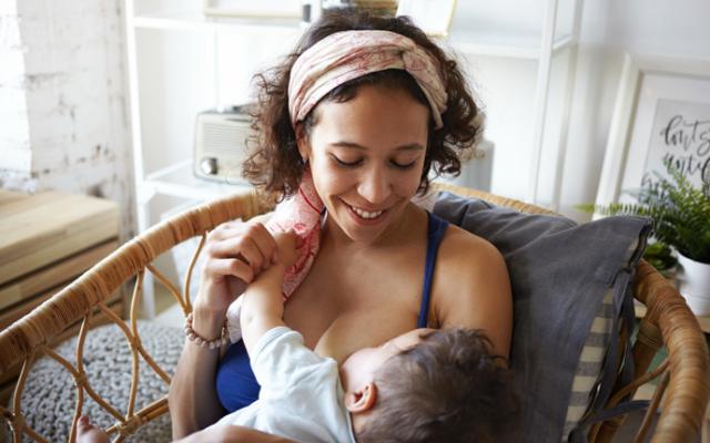 mujer amamantando a bebe