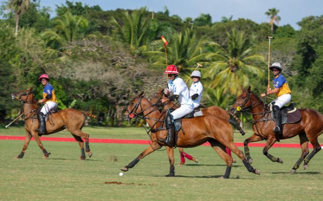 Equipos de polo jugando en la 10ª Copa Anual de Polo Británica