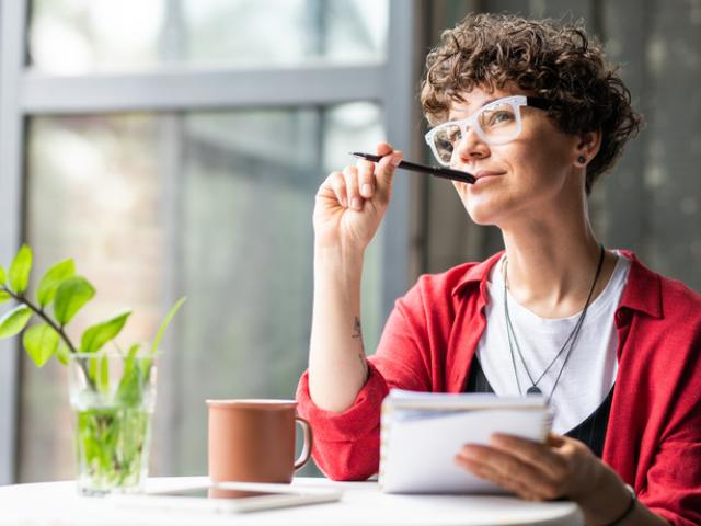 Mujer con un déjà vu mientras escribe y toma un café