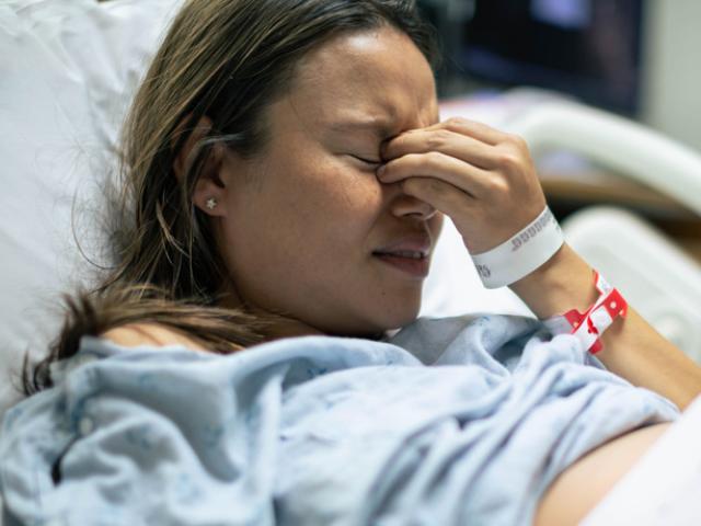 Mujer con una enfermedad crónica en el hospital.