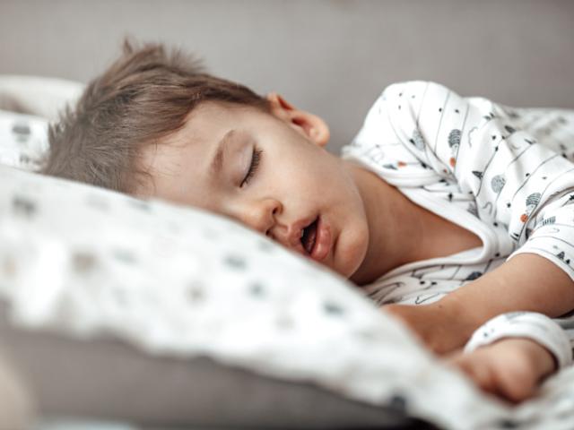 Niño durmiendo después de una ventana de sueño.