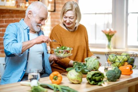 personas que siguen una dieta antiinflamatoria