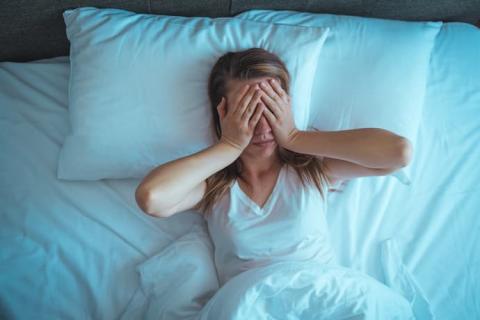 mujer con síntomas del jet lag