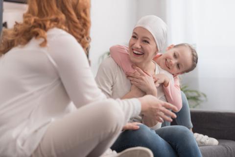 Mujer con cáncer en la familia.