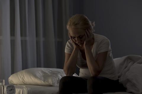Mujer con Alzheimer tiene problemas para dormir