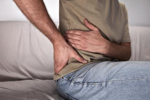 Hombre con dolor en costado derecho