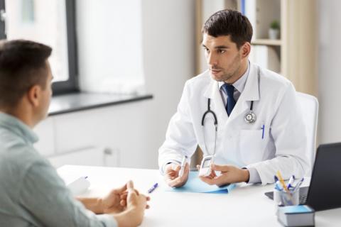 Médico habla con paciente de diabetes